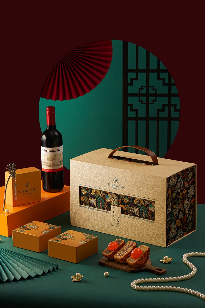 Hộp bánh trung thu kèm rượu vang là món quà tặng sang trọng cho các đối tác, khách hàng nhân dịp Tết Trung thu
